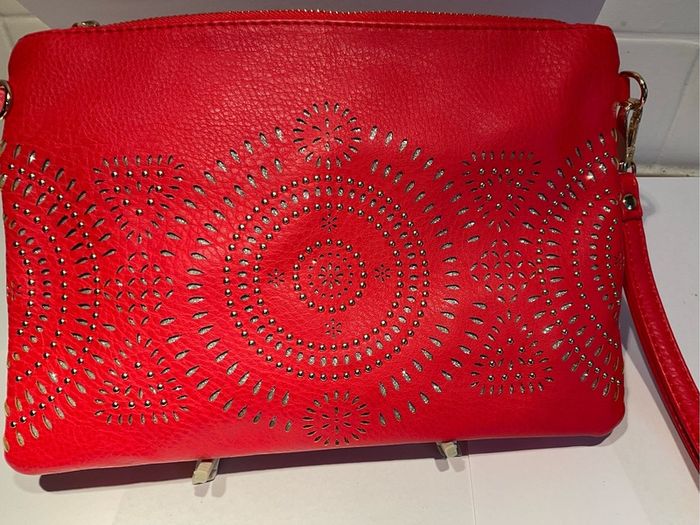 R Stunning Vibrant Red 3-in-1 Clutch Wristlet & Crossbody Bag