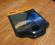Fellowes PlushTouch Mouse Pad with Wrist Rest