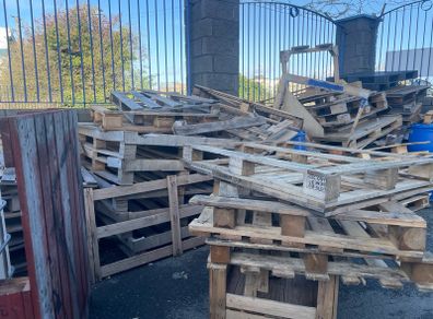 Fire Wood / Pallets / Free