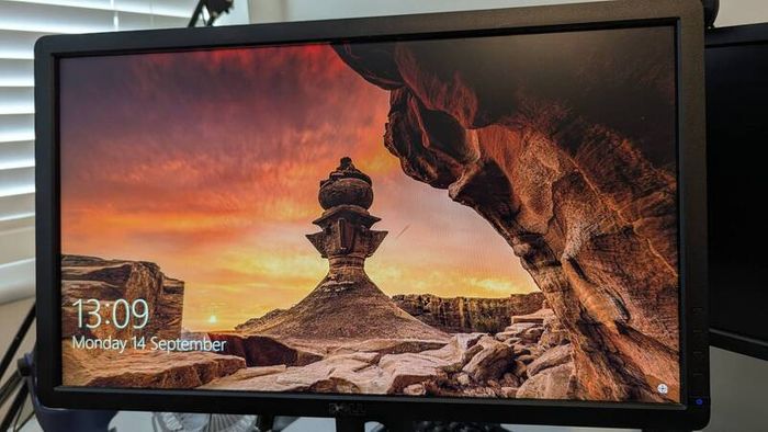 Dell Monitor P2212H - nice picture, VGA cable included
