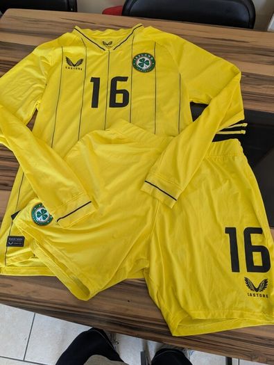 Rare Ireland soccer goal keeper  team issued gear