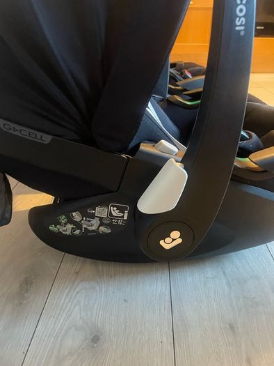 Maxi Cosi 360 Pebble Car Seat & Isofix base x 2
