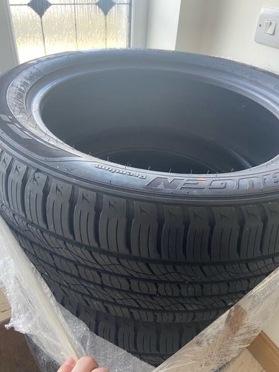 4x Kumho Crugen Premium KL33 SUV Tyres - Unused - 105H