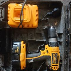Dewalt screw gun.Old model but still work