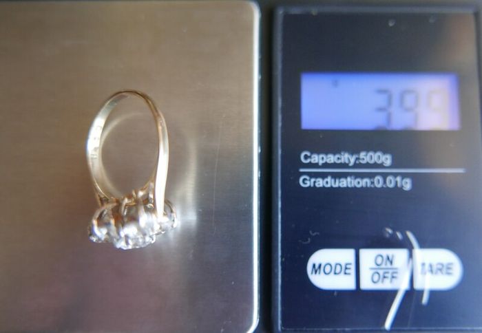 Vintage 9Ct Solid Gold 375 Beautiful Cubic Zirconia Ring 3,99g