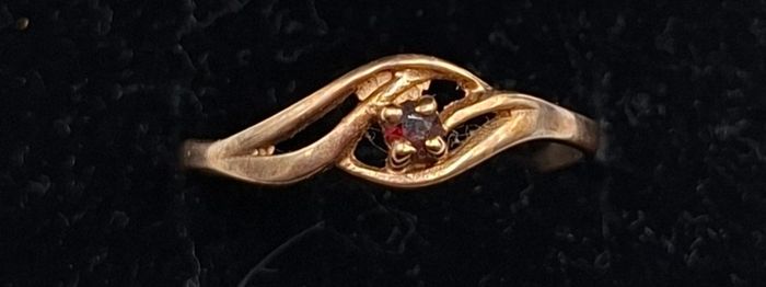 9ct yellow gold ring