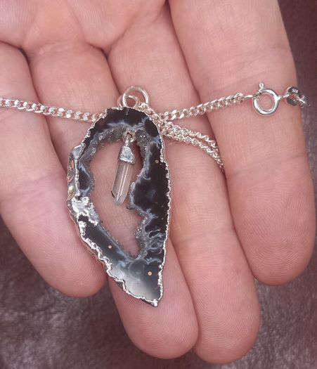 Vintage jewelry is sold individually for 5 to 10 euros