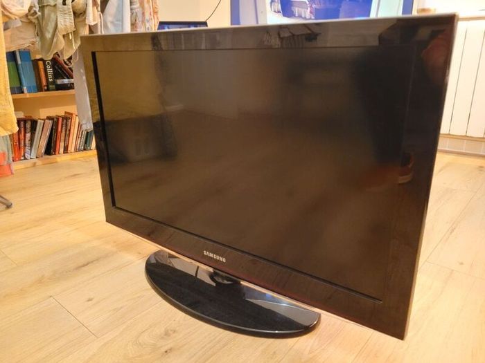 Samsung 32" LCD TV