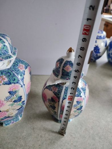 Set Of 2 Chinese Vases With Dome Lid.