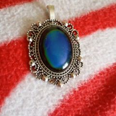 pendant changing colour stone