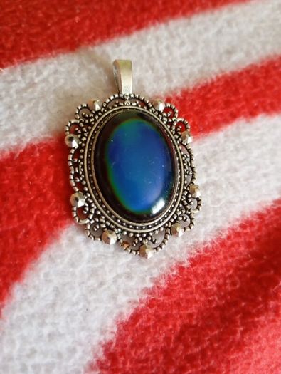 pendant changing colour stone