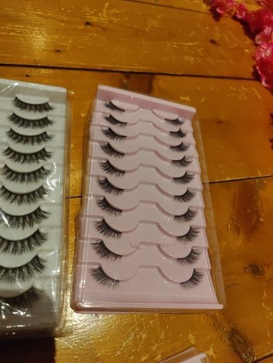 eyelashes