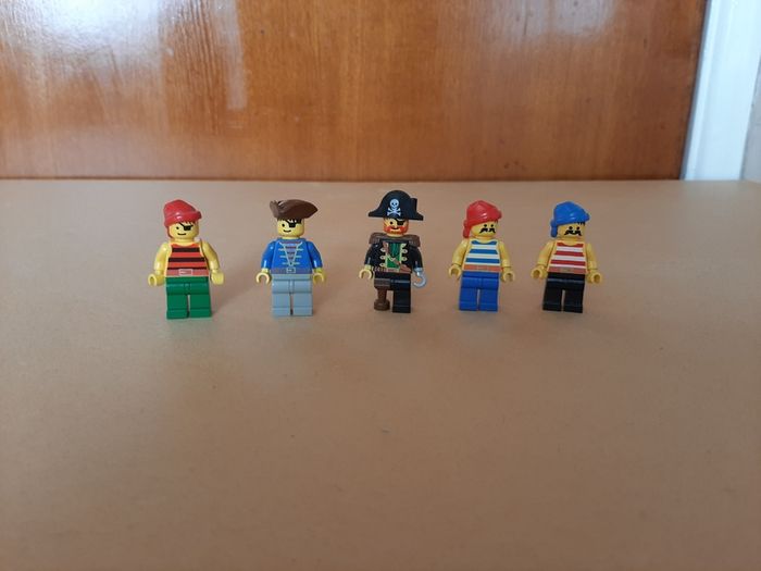 LEGO Pirates 5 Vintage Minifigures from 1990s. Used in good condition.