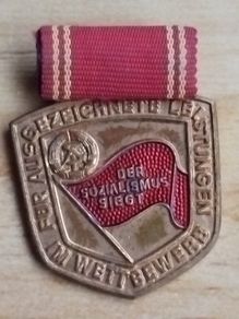Vintage East German DDR Medal - "Fur Ausgezeichnete Leistungen im Wettbewerb"