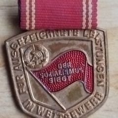 Vintage East German DDR Medal - "Fur Ausgezeichnete Leistungen im Wettbewerb"