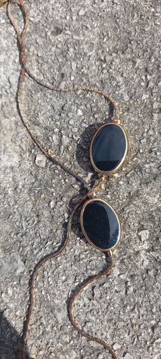 Vintage jewelry is sold individually for 5 to 10 euros.