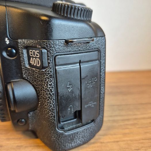 Canon EOS 40D DSLR Camera Kit - 18-55mm IS Lens, 32GB CF Card & USB-C Reader - Complete Setup