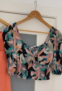 Pull & Bear floral crop top Sz M (Fit 8-10UK)