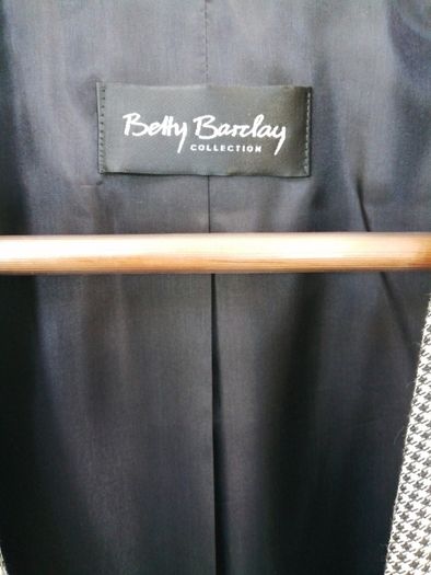 Betty Barclay Black/White very small check Jkt. Size 18