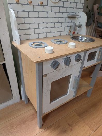 toy kitchen and accessories