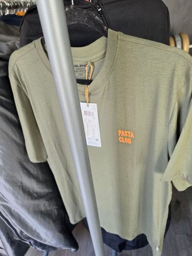 Quantity: 500 pieces  Items: Mixed T-shirts, shorts, jeans, and casual clothing  Sale type: Bulk job lot  Ideal for: Resale, retail, markets, and online businesses  Great opportunity to buy clothing in bulk at a competitive price. Sold as one job lot.