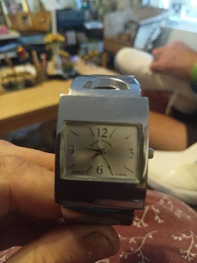 D&G QUARTS Georgio Valentian cuff watch with serial number good condition