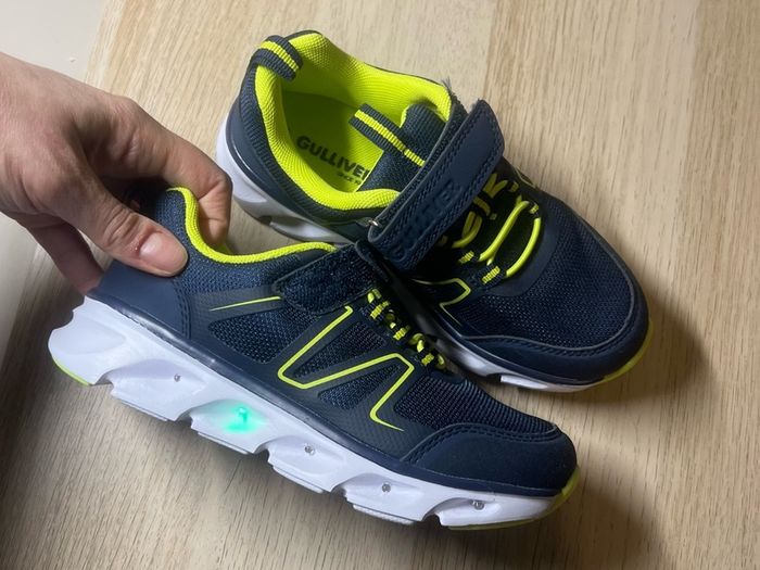 Brand new Navy GULLIVER kids runners with lights size UK 12-12.5 kids