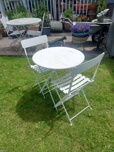 patio table and chairs