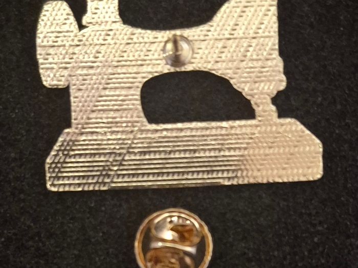 Sewing machine, pin back badge.