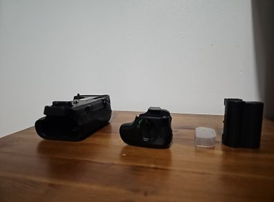 Battery Grip MB-D16 for Nikon D750 + Battery (Third-Party Replacement)