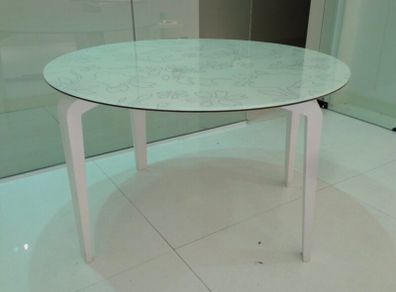 White Poroda round table leaf pattern white legs