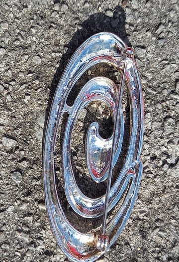 Vintage jewelry is sold individually for 5 to 10 euros