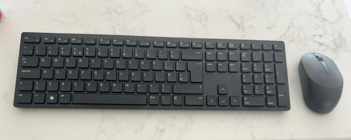 AOC 24 Inch Full HD Monitor and Dell Wireless Keyboard & Mouseq