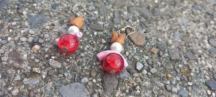 Vintage jewelry is sold individually for 5 to 10 euros