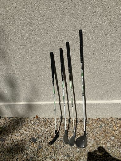 Wilson Deep red junior clubs