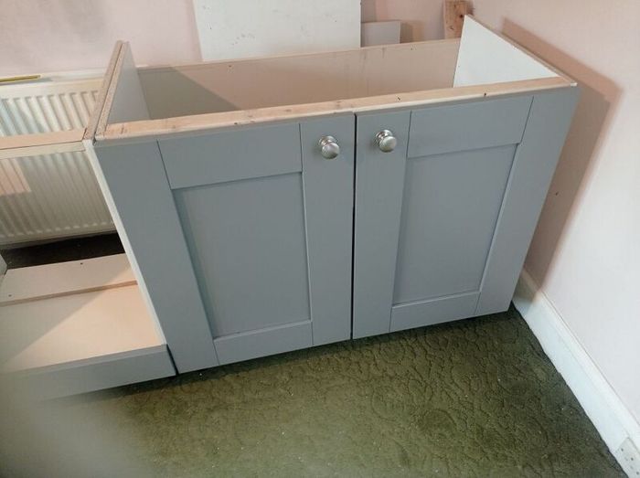 Grey shaker kitchen units