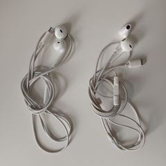 Apple Earpods lightning connector