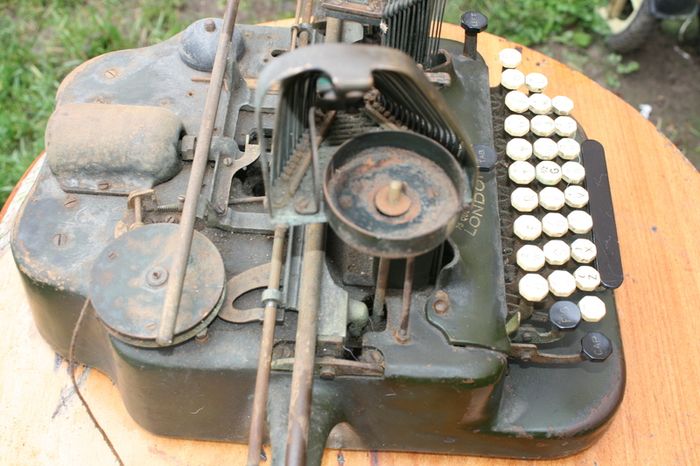 Oliver London Green Typewriter / Old and Industrial Deco / Vintage Decoration/ Teen Bedroom and Office / Museum Collection