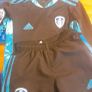 leeds United Age 7/8 goalkeeper shirt and shorts Image 4