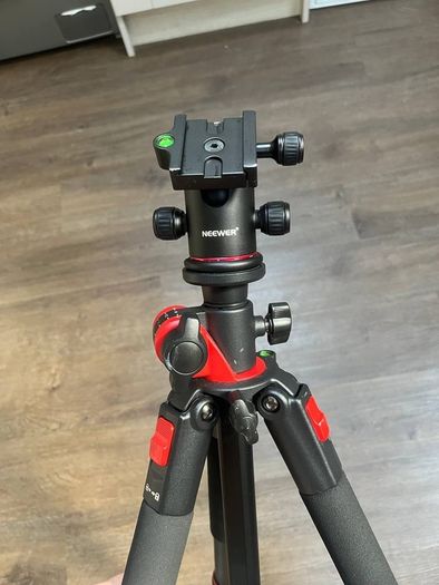 Professional Neewer N284+G0 Tripod & Metal Phone Mount | Like New