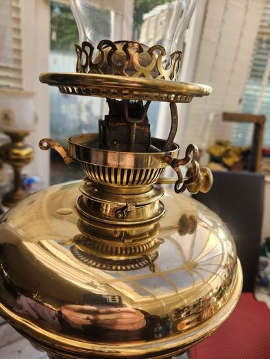 Fantastic victorian brass oil lamp . extends to 2m.