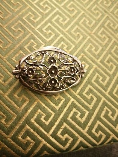 Silver brooch lovely cut out floral design