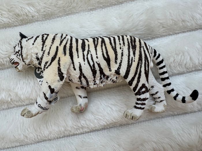 Schleich Wildlife White Tiger Figure 14731 Dirty Please look at the pictures