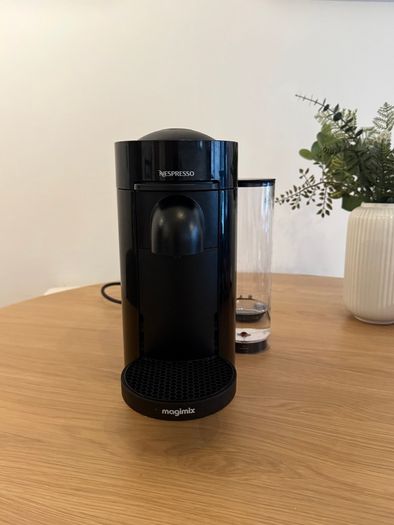 Nespresso Vertuo Plus + 30 Coffee Pods
