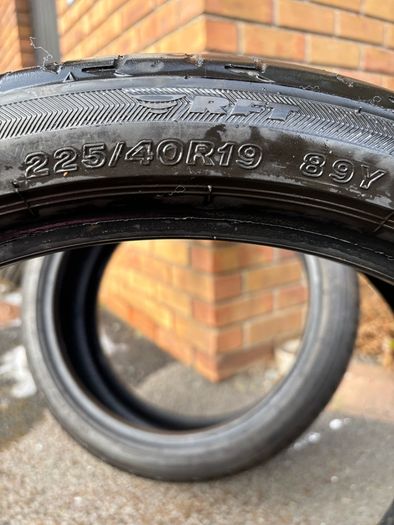 2x Tyres  Bridgestone 225/40/19 RFT ( run flat Tyres) original BMW