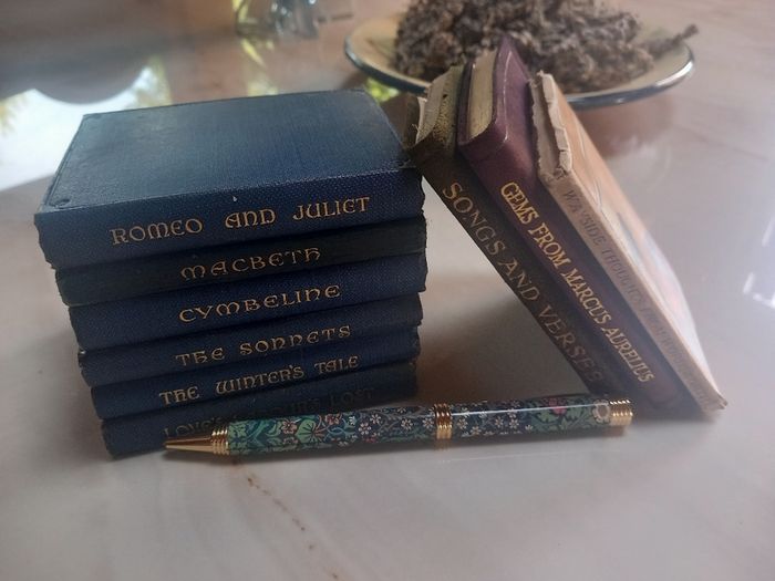 9 antique books, minis, 6 Shakespeare,  D18 post 8e