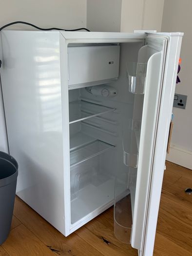 Essentials fridge/freezer