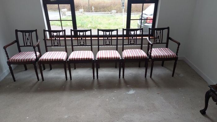 Solid mahogany oval extendable dining table, 6 chairs
