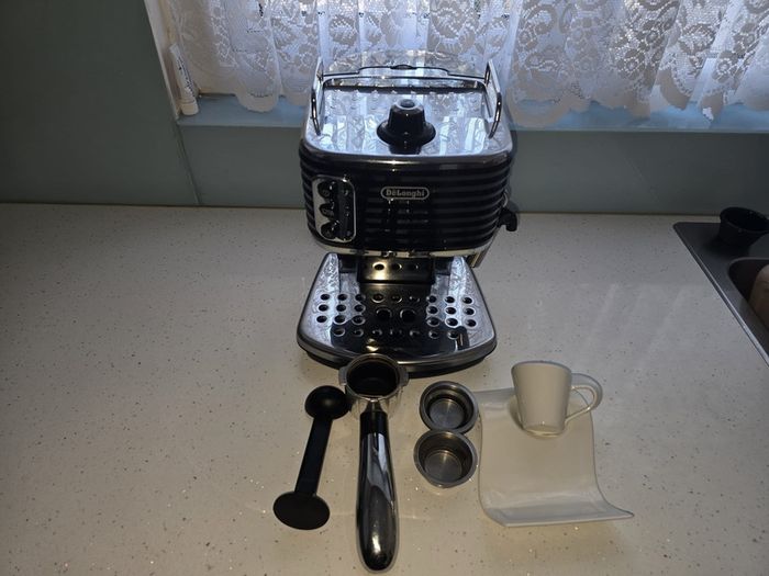 De'Longhi Scultura Traditional Barista Pump Espresso Machine, Coffee and Cappuccino Maker, ECZ351BK