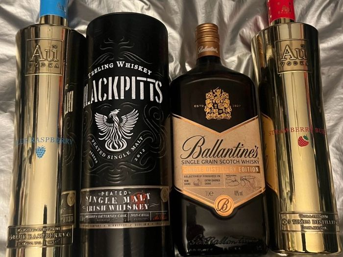 Decorative or collectible empty bottles vodka  whisky, gin, Irish whiskey Connemara whiskey Jameson powers ballantines Johnnie walkers TEELING disaronno Irishman Hennessy Drumshanbo Gunpowder Irish Gin vodka whiskey empty Bottle Jack Daniels Bombay sapphi